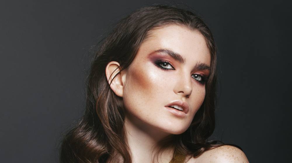 Metallic eyeshadow: Η πιο λαμπερή τάση στο μακιγιάζ ματιών
